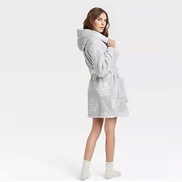 Colsie Other - Colsie Cozy Gray Christmas Snowflake Robe Set TARGET NWT M L Medium Large lounge